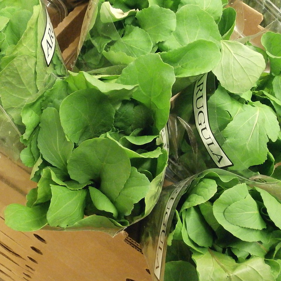 1280px-Arugula_for_sale-resized.jpg