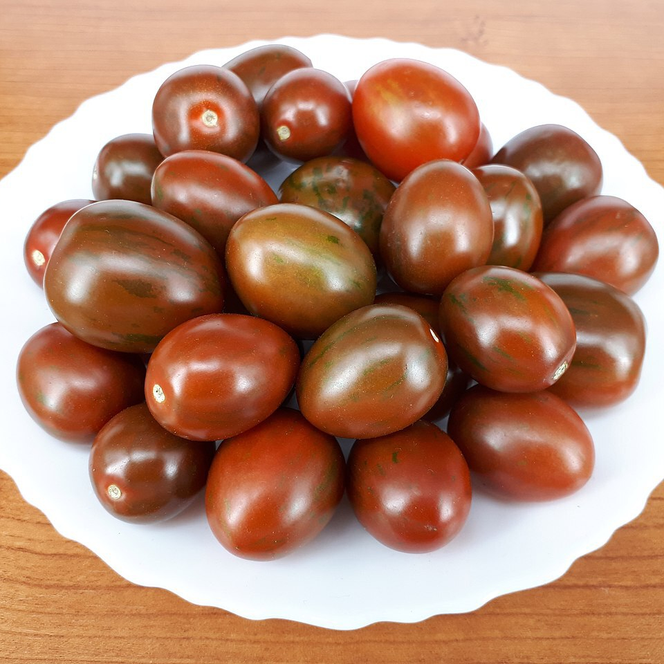 1280px-Cherry_Kumato_tomatoes_2017_B-resized.jpg