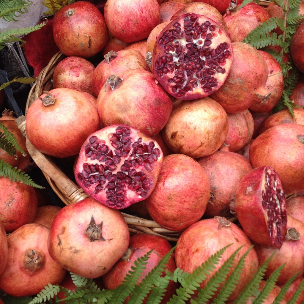 granada-natural-foods-local-food-pomegranate-food-superfood-1601434-pxhere.com-resized.jpg